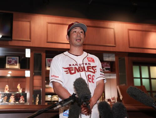楽天対巨人　会見を行う楽天塩川達也監督代行(撮影･増田悦実)