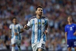 アイスランドとの国際親善試合でPKを決め喜ぶメッシ(AP)