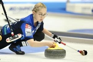 日本カーリング選手権大会　横浜2026　女子1次予選リーグ　中部電力対ロコ･ソラーレ　第2エンド　ストーンを投じる小穴桃里(撮影･河田真司)