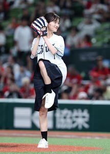 西武対広島　セレモニアルピッチに臨む山下美月(撮影･鈴木正人)
