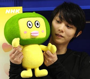やっぺぇを見詰める羽生結弦さん(撮影･水谷安孝)