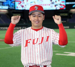 東海大九州対富士大　勝利投手の富士大･中山雄仁郎はガッツポーズする(撮影･柴田隆二)