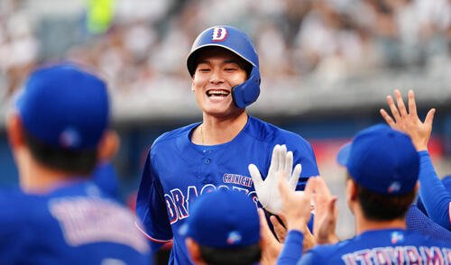 ロッテ対中日　1回表中日2死二塁、2点本塁打を放った石川昂弥はナインと笑顔でハイタッチ(撮影･鈴木みどり)