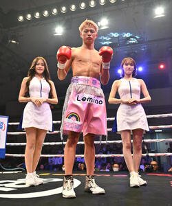 フェニックスバトル156 54.0キロ契約6回戦　片岡叶夢対アタッチャイ･プラソエトリ　片岡叶夢はTKO勝ちし記念撮影する(撮影･滝沢徹郎)＝2026年6月10日(撮影･滝沢徹郎)＝2026年6月10日