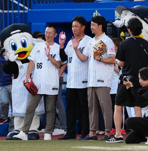 ロッテ対中日　セレモニアルピッチ前に手を振るロッテOBの、左から岡田幸文氏、加藤翔平氏、大嶺祐太氏(撮影･鈴木みどり)＝2026年6月10日