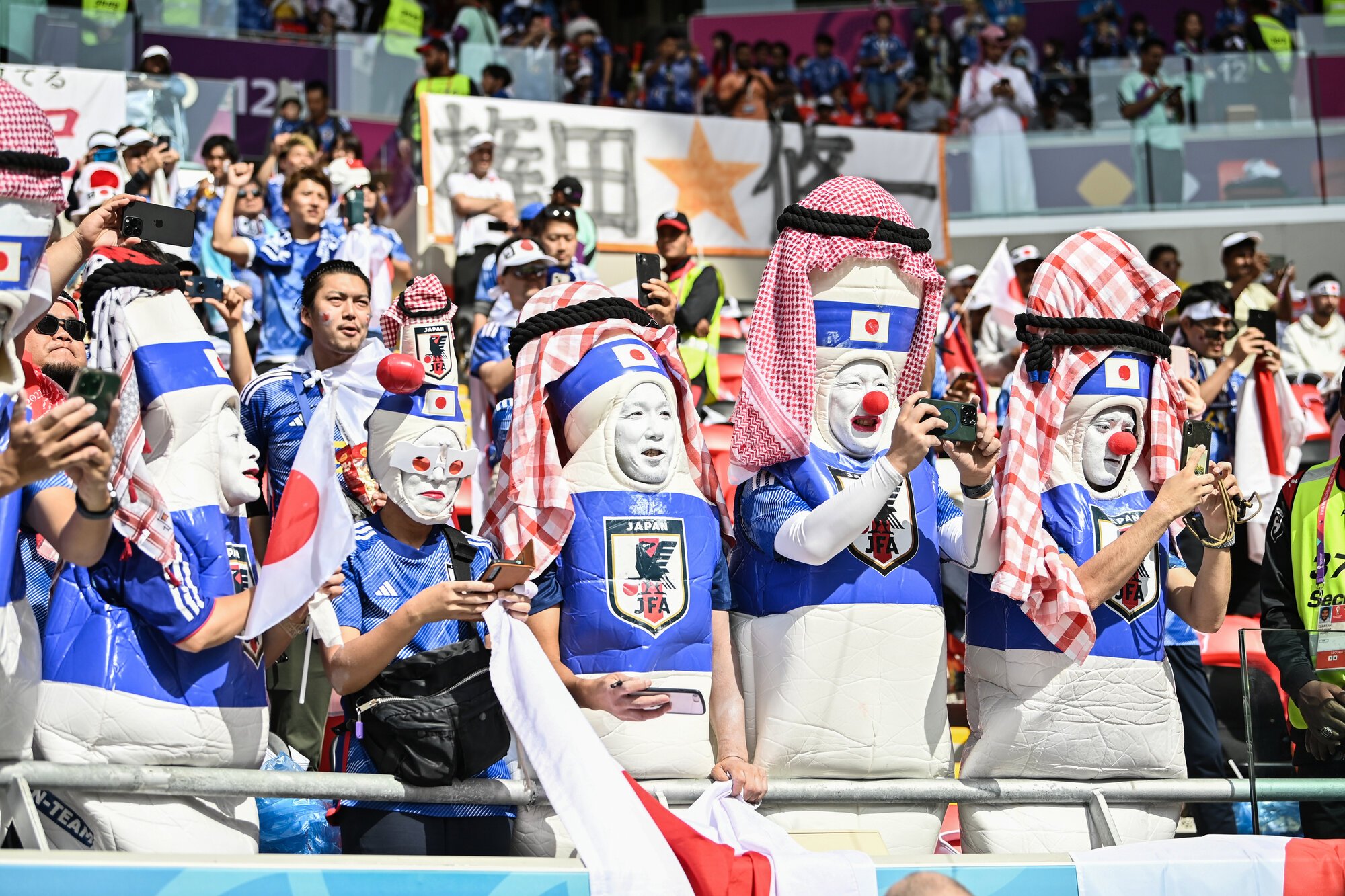 2022年のサッカー･ワールドカップカタール大会でも、多くのサポーターが現地で日本代表に声援を送った=2022年11月27日、アハマド･ビン･アリ競技場、伊藤進之介撮影