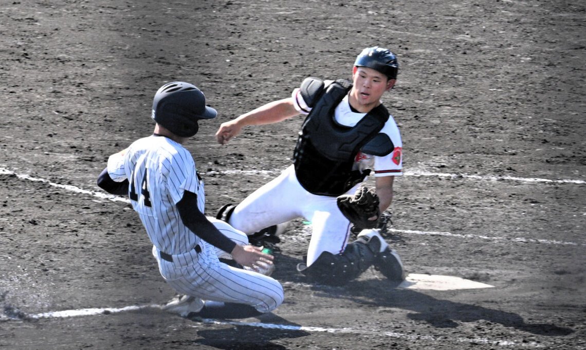 東北―日大山形　八回、日大山形の捕手･室井奏汰が、遊撃手･佐野憲伸の送球を捕球し、東北の走者の本塁生還を阻む=2026年6月10日、青森市のダイシン、黒川和久撮影