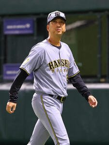 ソフトバンク対阪神　選手交代を告げる藤川球児監督(撮影･上田博志)