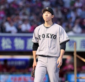 楽天対巨人　3回裏楽天の攻撃を抑え、表情を引き締めてベンチに戻る戸郷翔征(撮影･浅見桂子)