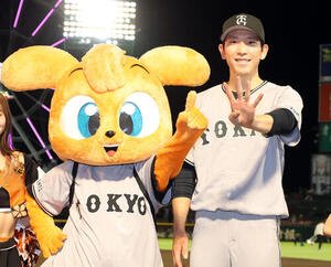 楽天対巨人　14奪三振完封勝利で3勝目を挙げた巨人戸郷翔征はキッズジャビットと笑顔で｢14｣(撮影･浅見桂子)