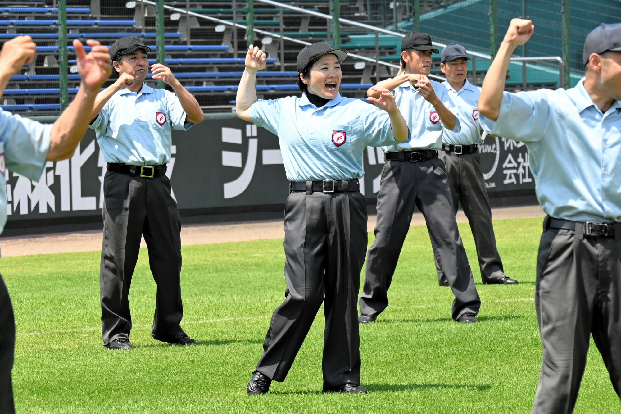 審判講習会でジェスチャーを確認する松本京子さん(中央)ら=2026年6月6日、さがみどりの森
