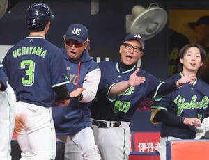 オリックス対ヤクルト　6回表ヤクルト無死一塁、池山隆寛監督はモンテルの適時二塁打で生還した内山壮真を迎える(撮影･西尾就之)