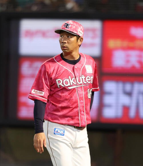 楽天対巨人　交代を告げる楽天塩川達也監督代行(撮影･増田悦実)