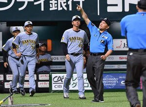 ソフトバンク対阪神　7回表阪神1死一塁、熊谷敬宥の盗塁失敗のリクエストが覆らず、判定に抗議を行ったため退場を宣告される藤川球児監督(撮影･岩下翔太)