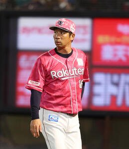 楽天対巨人　交代を告げる楽天塩川達也監督代行(撮影･増田悦実)