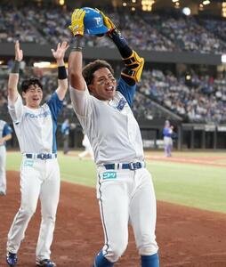 日本ハム対DeNA 5回裏、本塁打を放ち｢パイナポー｣ポーズの水谷瞬(撮影･黒川智章)