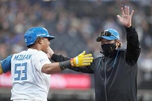 日本ハム対DeNA 7回裏、2点適時打を放った水谷瞬(左)とハイタッチする新庄剛志監督(撮影･黒川智章)