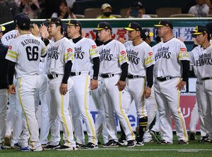 ソフトバンク対阪神　阪神に勝利しハイタッチして喜ぶ松本晴(左から2人目)と小久保裕紀監督(同3人目(撮影･上田博志)