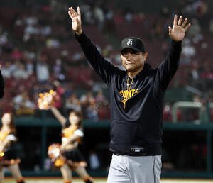 楽天対巨人　6連勝でスタンドに手を振る巨人橋上秀樹監督代行(撮影･浅見桂子)