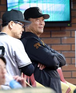 楽天対巨人　ベンチで笑みがこぼれる巨人橋上秀樹監督代行(撮影･浅見桂子)