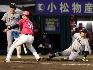 七回表巨人2死一、三塁、打者松本の時、捕逸で、ベースカバーに入る投手鈴木翔(左から2人目)＝日刊スポーツ