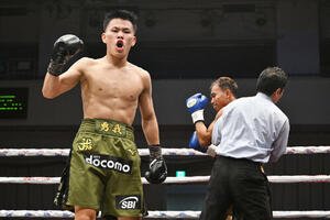 フェニックスバトル156 59.9キロ契約6回戦　藤木勇我対ウィラ･ミカム　2回、藤木勇我(手前)はウィラ･ミカムにTKO勝ちする(撮影･滝沢徹郎)