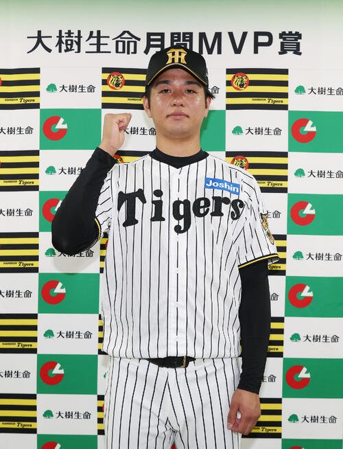 5月度｢大樹生命月間MVP賞｣を受賞した阪神高橋遥人(撮影･前田充)