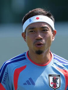 サッカー日本代表W杯北中米大会ベースキャンプ　日の丸と戦番号の入ったヘアバンドで練習に臨む長友佑都(撮影･足立雅史)
