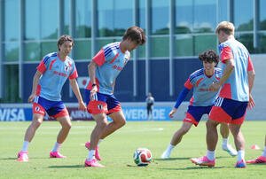 サッカー日本代表W杯北中米大会ベースキャンプ　ボール回しする小川航基(左から2人目)(撮影･足立雅史)