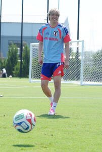 サッカー日本代表W杯北中米大会ベースキャンプ　笑顔を見せる伊東純也(撮影･足立雅史)