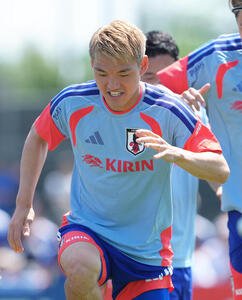 サッカー日本代表W杯北中米大会ベースキャンプ　体を動かす堂安律(撮影･足立雅史)