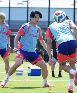 サッカー日本代表W杯北中米大会ベースキャンプ　ボール回しする上田綺世(撮影･足立雅史)