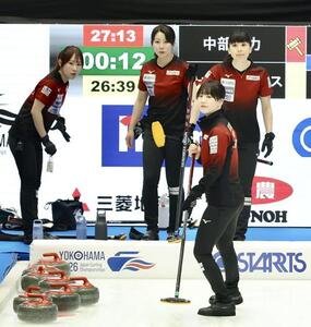 日本カーリング選手権大会　横浜2026　女子2次リーグ　中部電力対フォルティウス　第5エンドに臨む中部電力(撮影･河田真司)