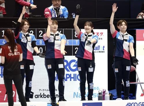日本カーリング選手権大会　横浜2026　女子2次リーグ　中部電力対フォルティウス　試合を終えあいさつするフォルティウスの、左から吉村紗也香、小谷優奈、小林未奈、小野寺佳歩(撮影･河田真司)