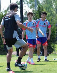 サッカー日本代表W杯北中米大会ベースキャンプ　鈴木唯人(中央)と鈴木淳之介(撮影･足立雅史)＝2026年6月10日(現地時間)