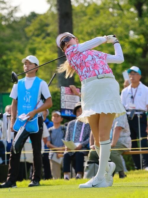 10番、ティーショットを放つ桑木志帆(撮影･上山淳一)