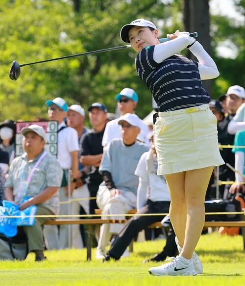 10番、ティーショットを放つ小祝さくら(撮影･上山淳一)