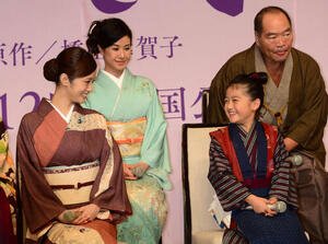 映画｢おしん｣完成披露会見で、笑顔で向き合う上戸彩(前列左)と浜田ここね。後列左から小林綾子、ガッツ石松(撮影･森本隆)