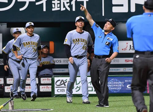 2026年6月10日、ソフトバンク対阪神　7回表阪神1死一塁、熊谷敬宥の盗塁失敗のリクエストが覆らず、判定に抗議を行ったため退場を宣告される藤川球児監督(撮影･岩下翔太)