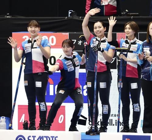 日本カーリング選手権大会　横浜2026　女子2次リーグ　フォルティウス対SC軽井沢クラブ　開始前、紹介を受けるフォルティウスのメンバー(撮影･河田真司)