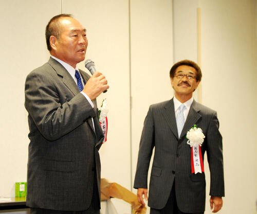 世界チャンピオン会発足式であいさつするガッツ石松さん。右は具志堅用高氏(2010年5月撮影)