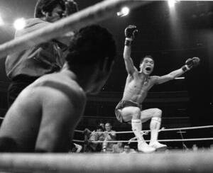 世界ライト級タイトルマッチ　ガッツ石松さん(右)はロドルフォ･ゴンザレスにKO勝ちしジャンプする(1974年4月撮影)