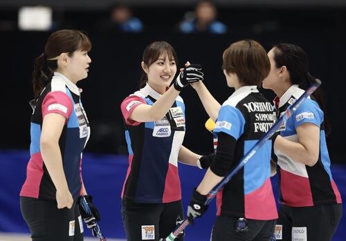 日本カーリング選手権大会　横浜2026　女子2次リーグ　フォルティウス対SC軽井沢クラブ　第1エンドを終えハイタッチするフォルティウス･小林未奈(撮影･河田真司)＝2026年6月11日