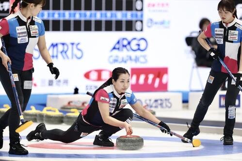 日本カーリング選手権大会　横浜2026　女子2次リーグ　フォルティウス対SC軽井沢クラブ　第2エンド、ストーンを投じるフォルティウス･近江谷杏菜(撮影･河田真司)