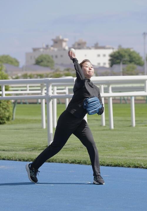 投球練習する小林美駒騎手(2026年6月9日撮影)