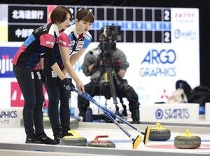 日本カーリング選手権大会　横浜2026　女子2次リーグ　フォルティウス対SC軽井沢クラブ　第4エンド、作戦を話し合うフォルティウス･吉村紗也香(左)と小谷優奈(撮影･河田真司)