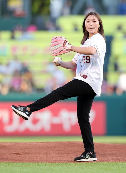 楽天対巨人　始球式を務めた小林美駒騎手(撮影･浅見桂子)