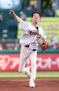 楽天対巨人　セレモニアルピッチを務める田原俊彦(撮影･浅見桂子)＝26年6月11日