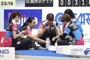 日本カーリング選手権大会　横浜2026　女子2次リーグ　フォルティウス対SC軽井沢クラブ　第5エンドを終え休憩するフォルティウス(撮影･河田真司)