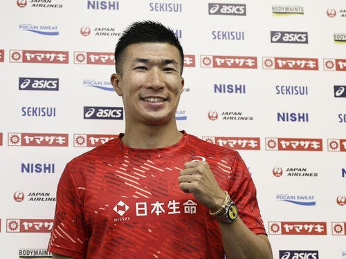記者会見でポーズをとる桐生祥秀(代表撮影)